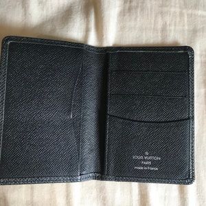 Louis Vuitton men’s black wallet. Great condition.